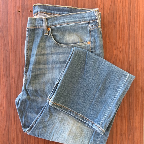 Levi Relaxed Fit Jeans - Picture 2 of 4